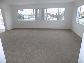 4876 Cass St in San Diego, CA - Foto de edificio - Building Photo