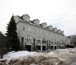 The Courts of Richmond Hill in Richmond Hill, ON - Building Photo - Building Photo