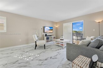 1418 Collins Ave in Miami Beach, FL - Building Photo - Building Photo