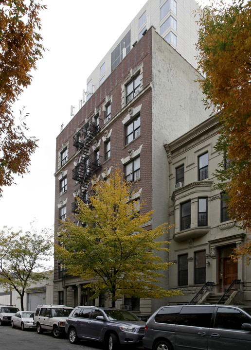 108-110 W 111th St in New York, NY - Building Photo