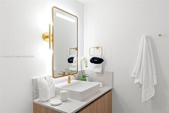 159 NE 6th St, Unit 2716 in Miami, FL - Building Photo - Building Photo