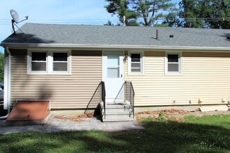 15 Conant St in Bridgewater, MA - Building Photo - Building Photo