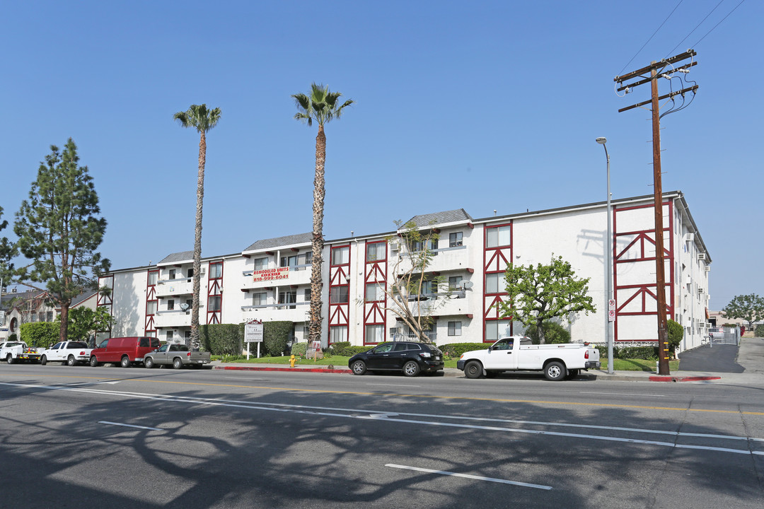 Warner Manor Apartments in Canoga Park, CA - Building Photo