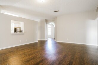 6621 Delta Post Dr W in Jacksonville, FL - Foto de edificio - Building Photo