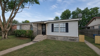 9 Carol Ct, Unit Unit B in Brookshire, TX - Building Photo