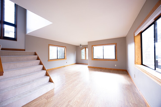 6121 NE Hassalo St in Portland, OR - Building Photo - Building Photo