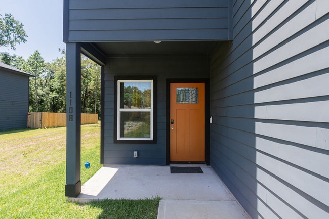 110 Turner St in Conroe, TX - Foto de edificio - Building Photo