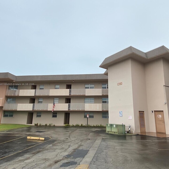 1200 Tallwood Ave in Hollywood, FL - Building Photo