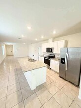 6877 Botanic Blvd in Harmony, FL - Foto de edificio - Building Photo