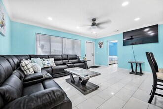 3691 NW 5th Ave in Oakland Park, FL - Building Photo - Building Photo