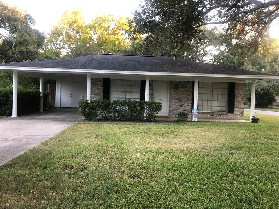 2002 Maple St in Liberty, TX - Building Photo