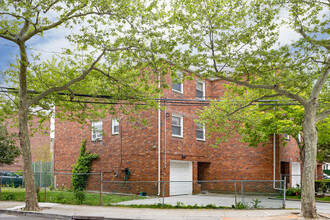 20-49 Elk Drive in New York, NY - Foto de edificio - Building Photo