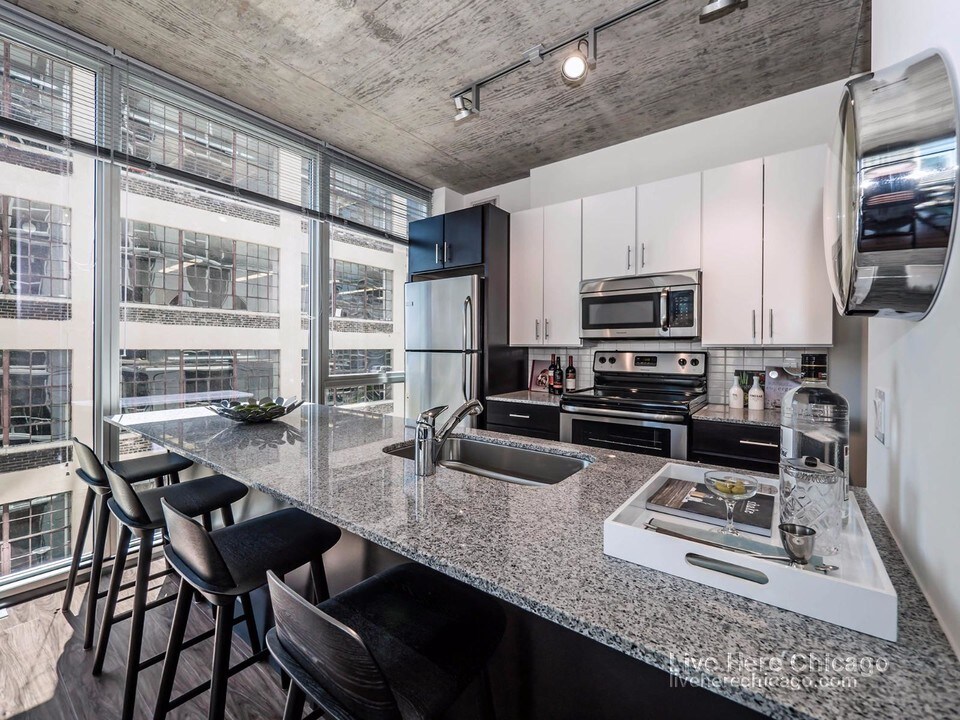 600 W Jackson Blvd in Chicago, IL - Building Photo