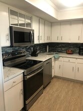 5220 Brittany Dr S, Unit 1006 in St. Petersburg, FL - Foto de edificio - Building Photo