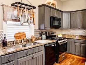 816 Ash St. in Louisville, KY - Building Photo - Interior Photo