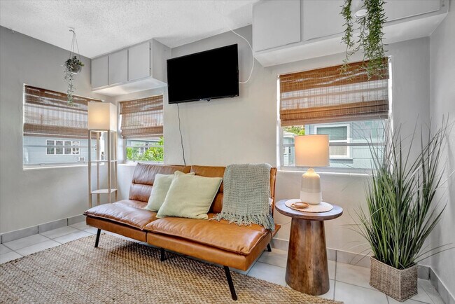 483 E Shore Dr in Clearwater, FL - Building Photo - Building Photo