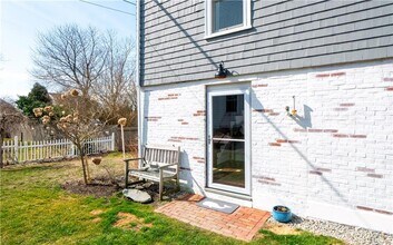 90 Renfrew Ave in Middletown, RI - Building Photo - Building Photo