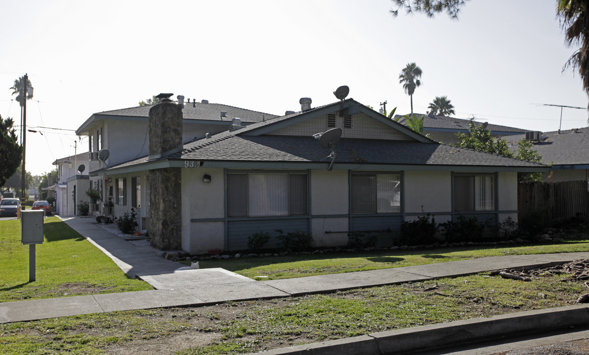 932 Pine St in Upland, CA - Foto de edificio