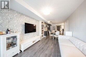 386 Yonge St in Toronto, ON - Building Photo - Building Photo