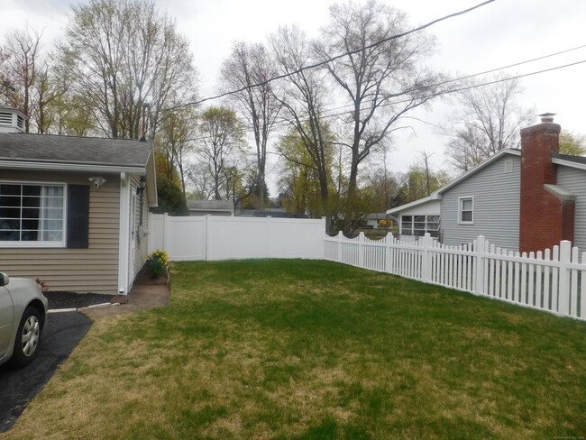 5 Larson Dr in North Haven, CT - Building Photo - Building Photo
