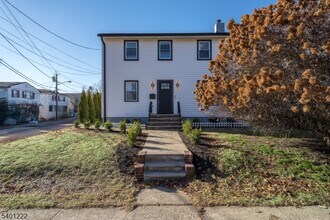 21 Lombardy Pl in Maplewood, NJ - Building Photo - Building Photo