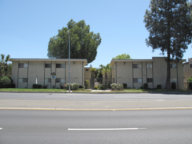 8800 Topanga Canyon Blvd in Canoga Park, CA - Foto de edificio - Building Photo