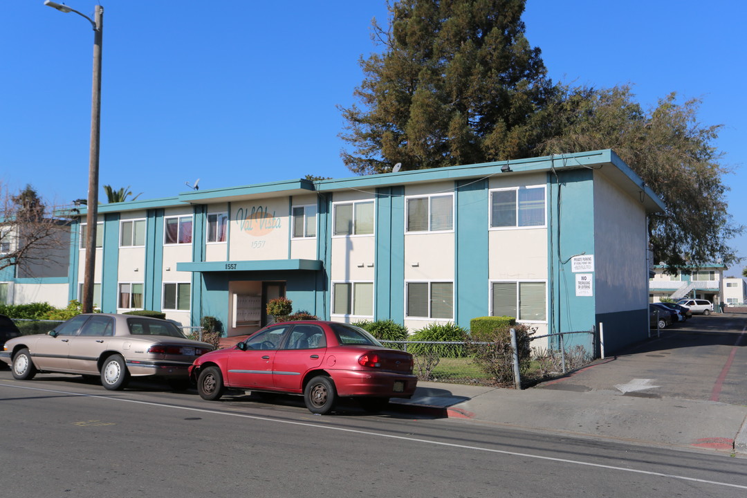 Val Vista Apartments in San Leandro, CA - Building Photo