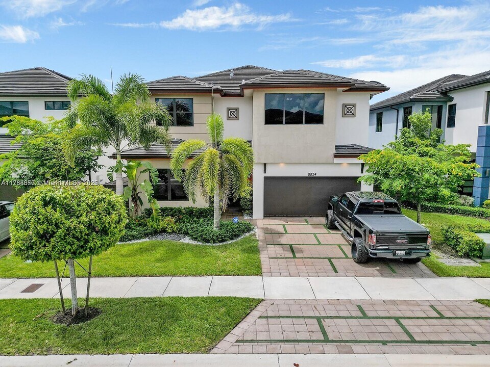 8824 NW 154th Ter in Miami Lakes, FL - Building Photo
