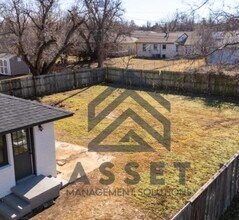 2024 Churchill Way in The Village, OK - Foto de edificio - Building Photo