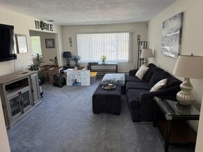 6 Seabreeze Ln. in West Islip, NY - Building Photo - Building Photo