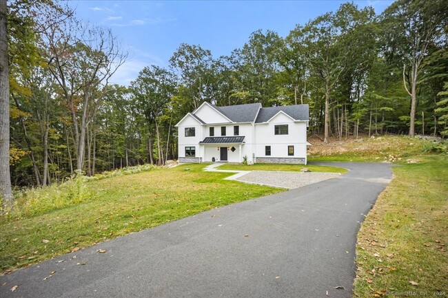 38 Hickory Ln in Ridgefield, CT - Foto de edificio - Building Photo