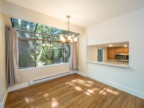 10017 NE 122nd St, Unit B in Kirkland, WA - Building Photo - Building Photo