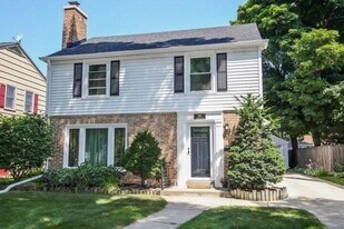 908 E Hampton Rd in Whitefish Bay, WI - Building Photo