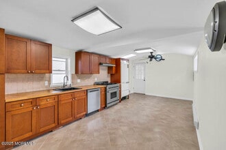 7 Gravelly Point Rd in Highlands, NJ - Building Photo - Building Photo