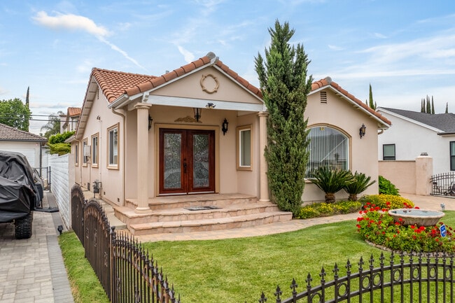 4937 Hesperia Ave in Encino, CA - Building Photo - Building Photo