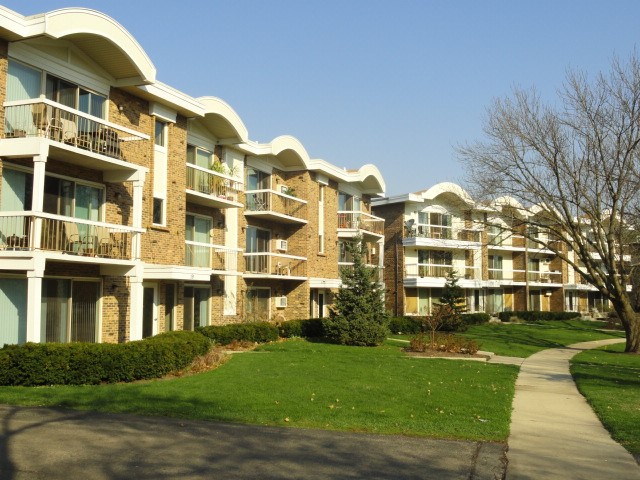 Olympus Gardens Condominiums in Naperville, IL - Building Photo