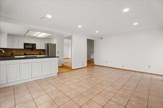 11800 Thunderbird Ave in Los Angeles, CA - Building Photo - Building Photo