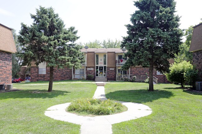 Fontainebleau in Bellevue, NE - Foto de edificio - Building Photo