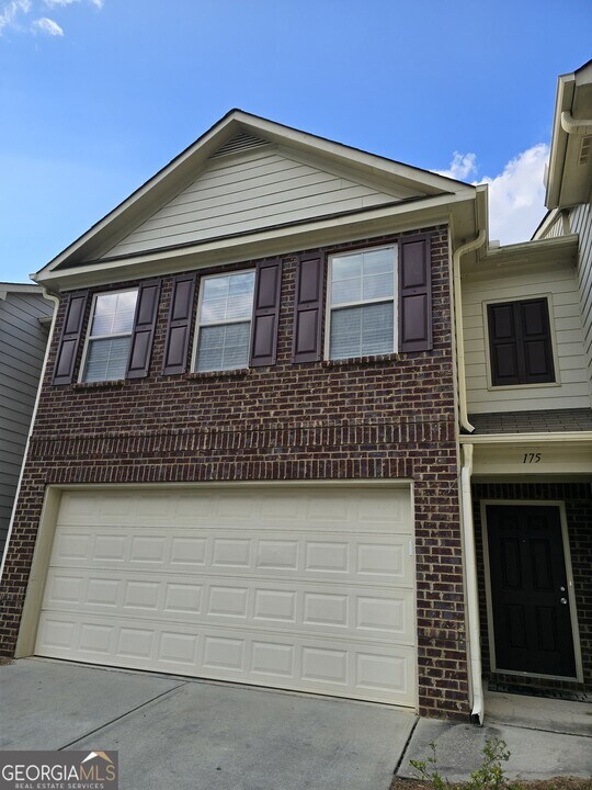 175 Oakland Hills Way in Lawrenceville, GA - Building Photo