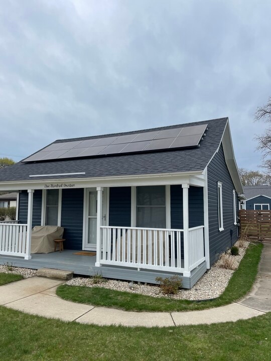 514 Bridge St in Elk Rapids, MI - Foto de edificio