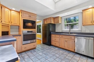 198 Carlisle Rd in Bedford, MA - Building Photo - Building Photo