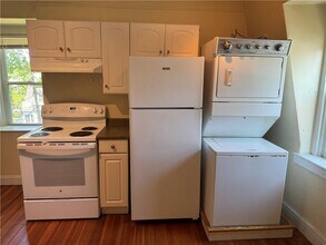 26 Ayrault St in Newport, RI - Building Photo - Building Photo