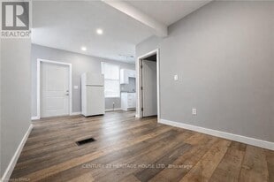 33 Dumfries St in Brant, ON - Building Photo