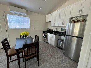 6921 Lena Ave in West Hills, CA - Foto de edificio - Building Photo