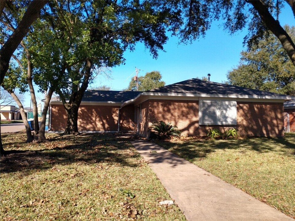 2830 7th Ave N in Texas City, TX - Building Photo