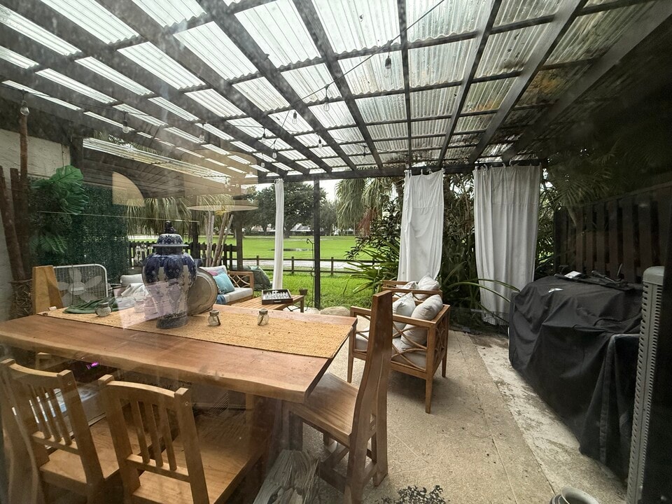 1420 W Sandpiper Cir in Pembroke Pines, FL - Building Photo