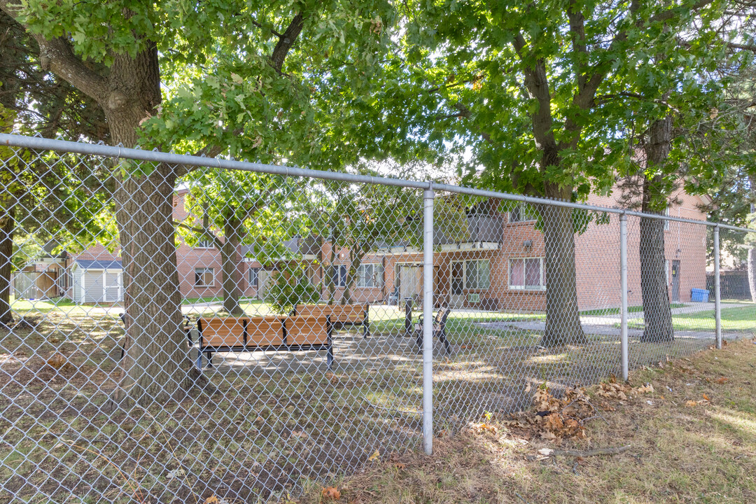 Fairport Lodge in Pickering, ON - Building Photo