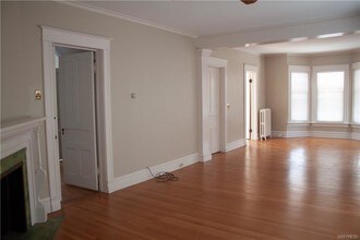 284 Richmond Ave-Unit -Second Floor in Buffalo, NY - Building Photo - Building Photo