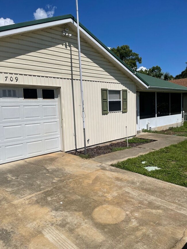 709 N Rockingham Ave in Tavares, FL - Building Photo - Building Photo