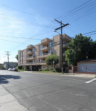 The Cove Apartments in Los Angeles, CA - Building Photo - Building Photo